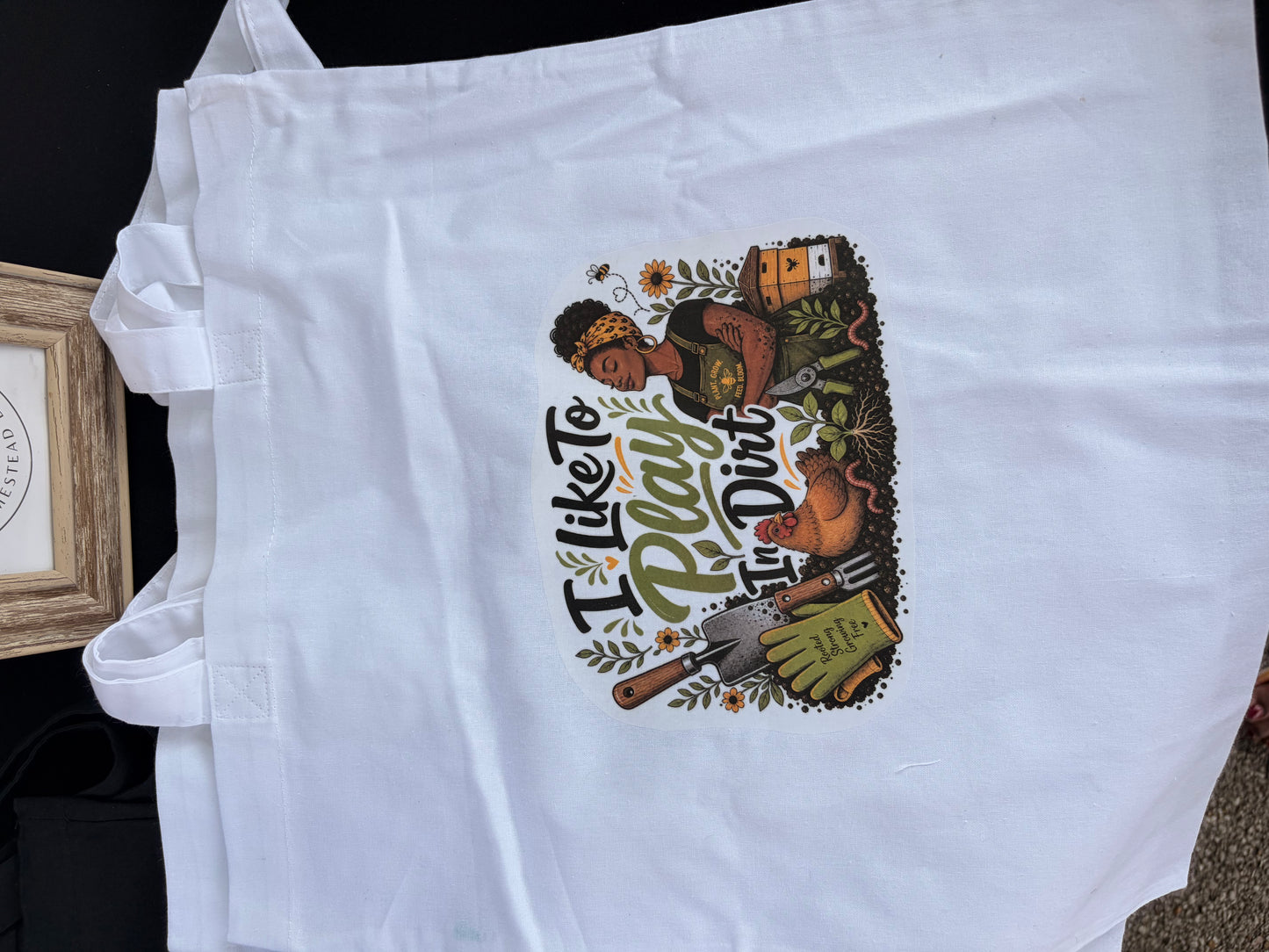 I Like to Play in Dirt (White tote)
